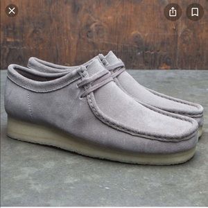 EUC Clarks Men’s Wallabee Light gray Suede